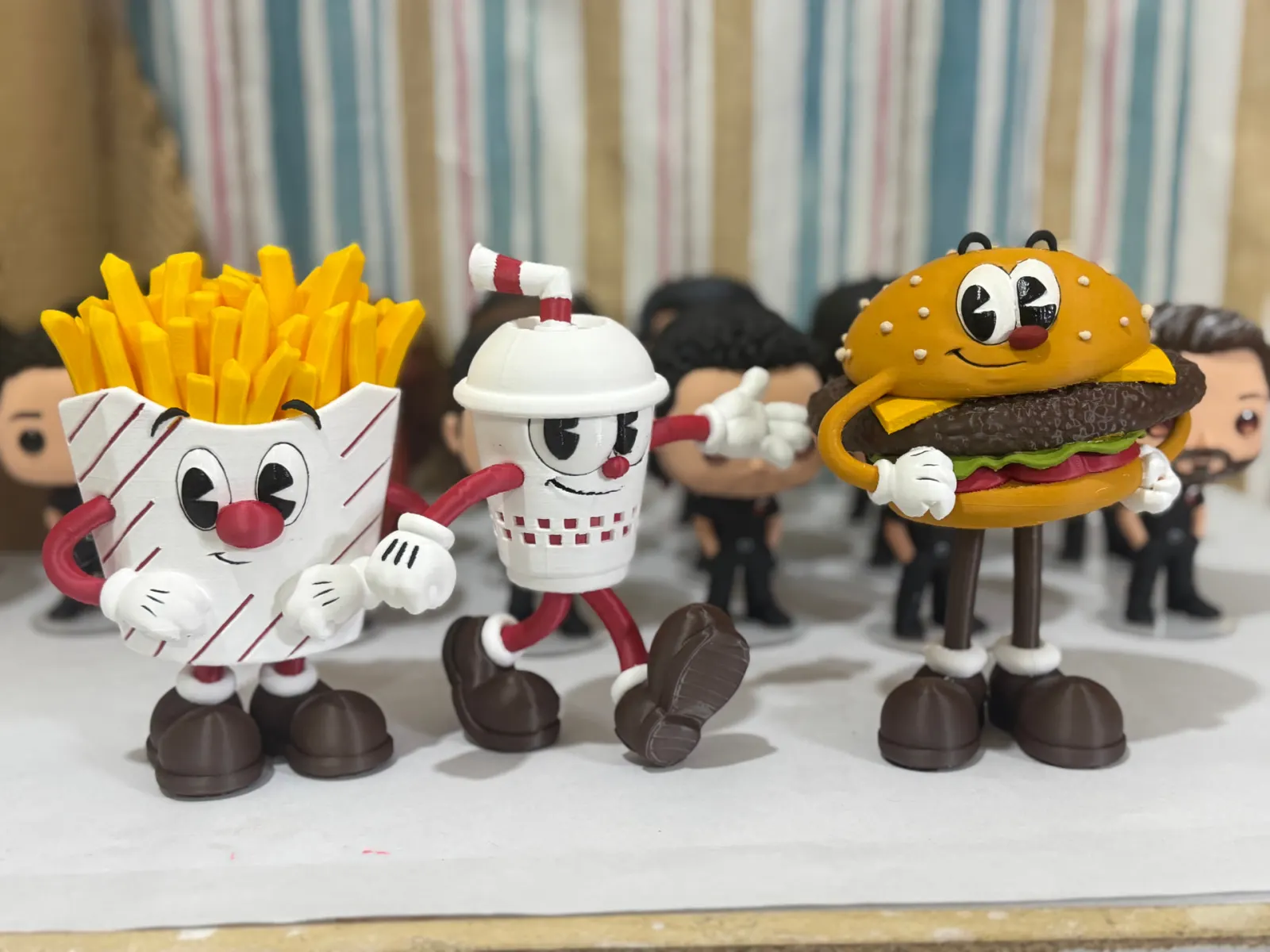 Três personagens personalizados produzidos em impressão 3D pela GAEVA
