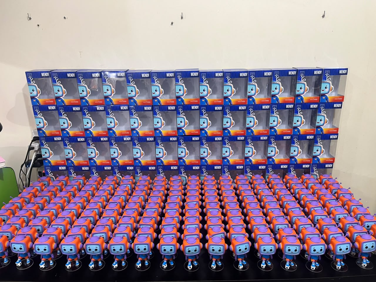 Detalhe de produção real da equipe responsável pela GAEVA antes do lançamento da nova marca